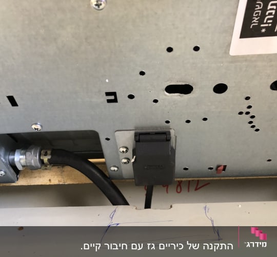 חיבור כבל חשמל ללוח מתכת עם חורים